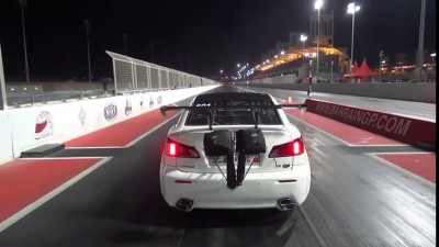 На чемпионате дрэгрейсеров в Бахрейне Lexus перелетел ограждение на трассе