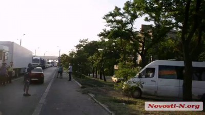 Видео Новости-N: Родственники военнослужащих перекрыли Варваровский мост: автомобили обьезжают