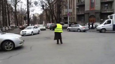 В Киеве активист Самообороны регулирует движение на перекрестке.