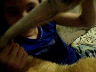 Чувак жует носок