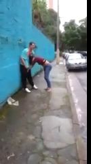 Схватила за яички