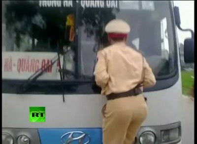 Video: Vietnam cop clings to speeding bus windshield wipers