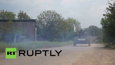 Ukraine: Anti-Kiev IFV drives through Slavyansk, shoots at Ukrainian forces