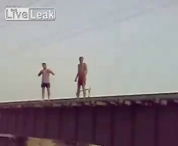 Пацаны хотят прыгнуть с моста 