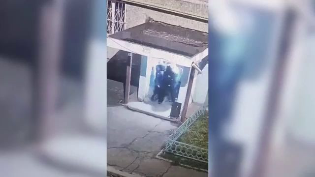Трое подростков напала на мужика но тот их разобрал как щенков