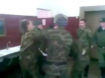 Военные в туалете - видео