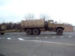 Колонна военной техники идёт к Донецку