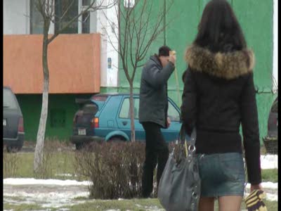 Странное поведение мужика. Ищет чего?