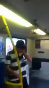 Австралийские вандалы-подростки разукрашивают поезд