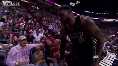 Звезда NBA Джеймс Леброн заставил детей плакать...