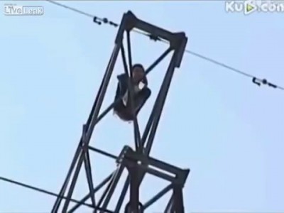 Suicidal man catches fire and falls when being electrocuted on power line tower News 2014