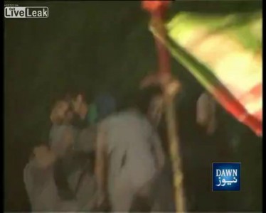 Бывшая звезда мирового крикета и политик Имран Хан упал с трибуны на предвыборном митинге в Пакистан