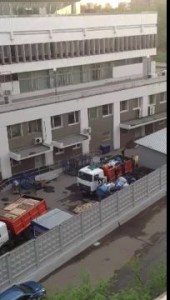 У главного здания Почты России появились мусоровозы