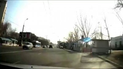 Авария девушки на видеорегистратор в Алматы