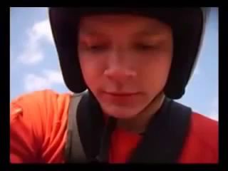 Прыжок с крыши Славик незаменимый летун космический