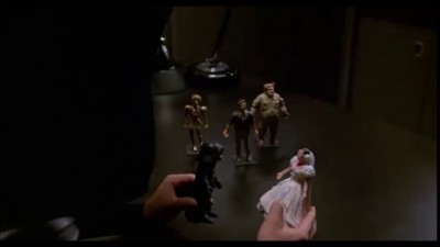 Лорд Шлем играет с куклами