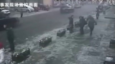 Dramatic CCTV: Giant ice block hits car in China