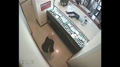 В ювелирном магазине Челябинска клиент обезвредил вооруженного грабителя. Преступник свалился на пол