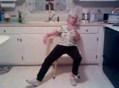 Идеально танцующая бабушка :)