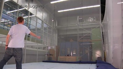 Летающие роботы жонглируют мячом
