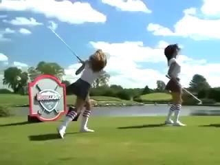 Девушки шикарно играют в гольф