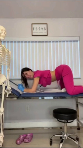 Медсестра объясняет как надо