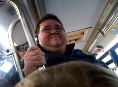 Толстяк поет в автобусе и думает что он суперзвезда