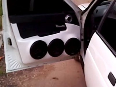 Музяка явно долбит в туз в салоне