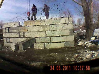 Строители и бетонный блок