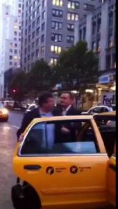 Белые рубашки и такси в Нью-Йорке