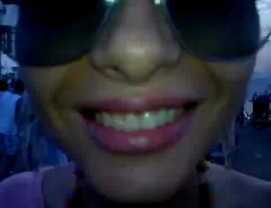 Голая девушка танцует на стойке бара