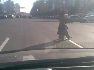 Милиционер переводит бабушку через дорогу