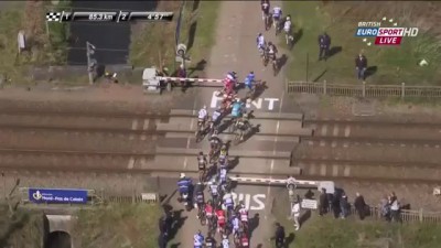 Train interferes with Paris - Roubaix 2015 HD