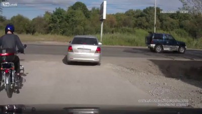 Влез под грузовик