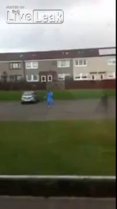 Шотландский лунатик с мачете гоняет полицию