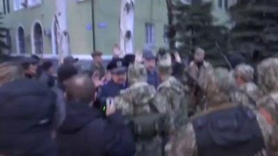 Отряд самообороны Славянска берет горотдел милиции. Украина 12 04 2014