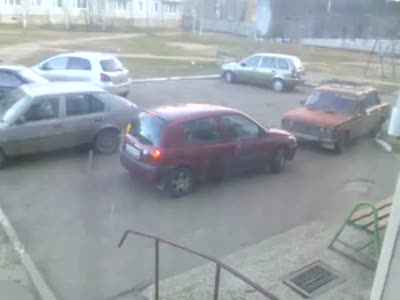 Женщина тупит при выезде с парковки