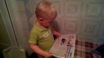 Малыш читает газету:)))