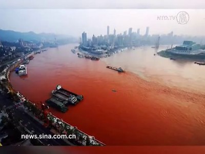 Река Янцзы окрасилась в красный цвет