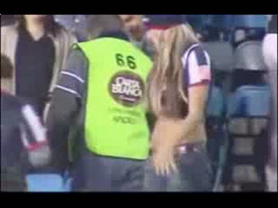 Болельщица показала сиськи