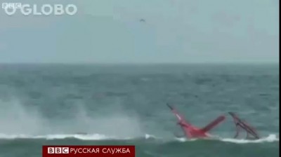 Вертолет упал в море возле пляжа .