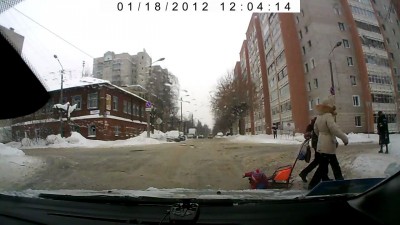Ребенок выпал из санок на дорогу
