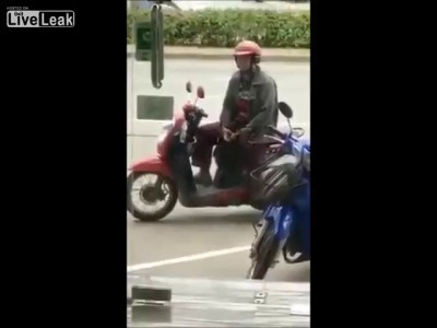 Дрочун на скутере. 18+