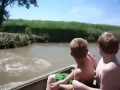 Папа с детьми рыбачат необычным образом (fish attaks boat)