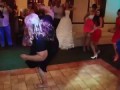 Жирная женщина танцует на свадьбе !