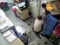 Жестокое ограбление магазина с ножом