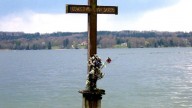 Ludwig_II_Memorial_Cross_Lake_Starnberg