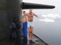Экипаж подводной лодки решил ополоснуться!