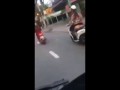 Оголился зад у девушки на скутере