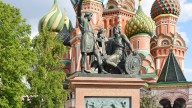 _на_памятник_Минину_и_Пожарскому_и_Храм_Василия_Блажен?